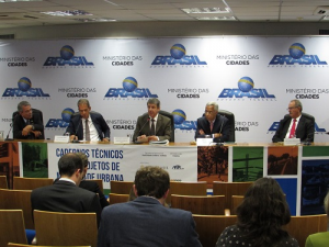 Mesa da sessão de lançamento dos Cadernos. Foto: Ministério das Cidades